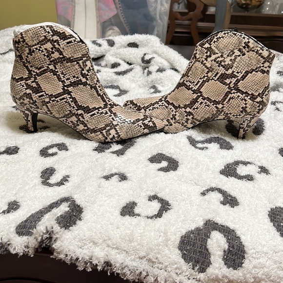 Worthington Marden Kitten Heel Booties - Picture 2 of 8